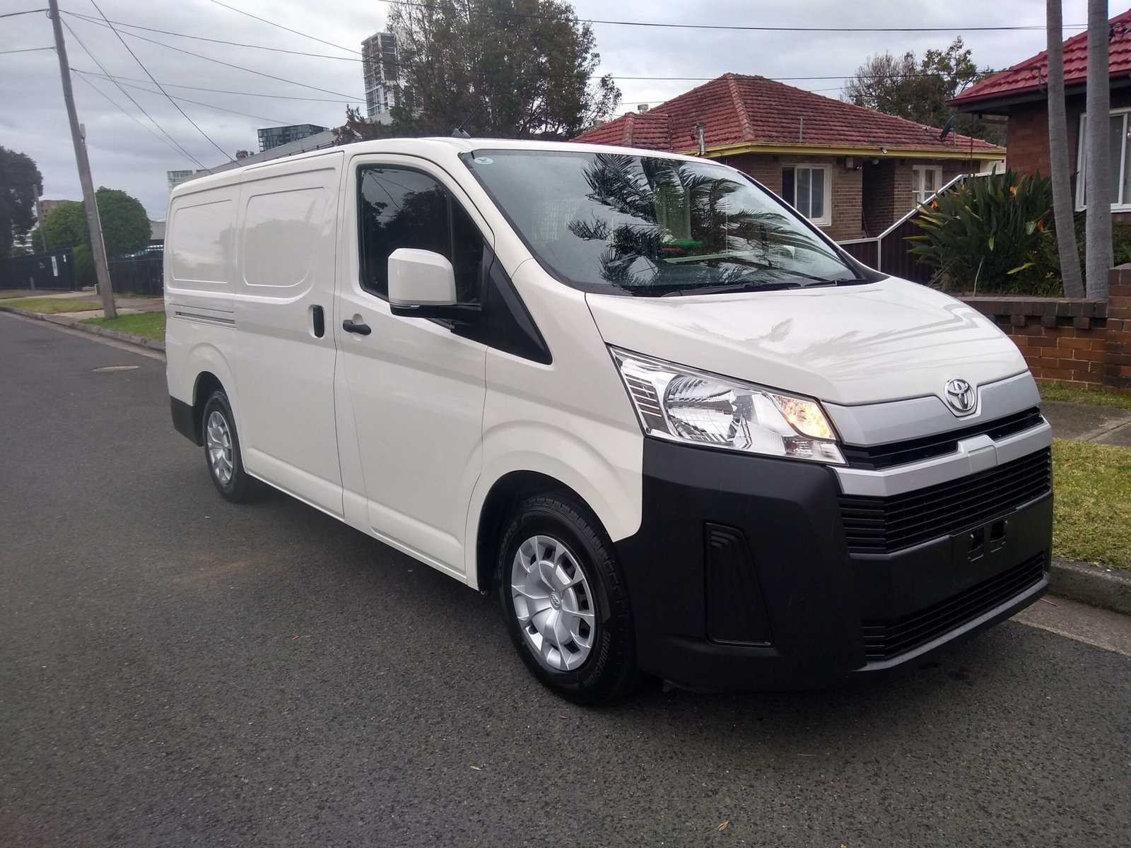 2019 Toyota Hiace – Diesel Auto with CADDY Shelving